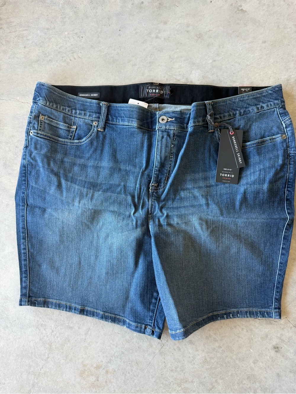 Torrid Bombshell Skinny 8inch short NWT Women’s size 26